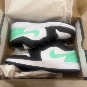 Jordan Air 1 Low in Black and Green Glow (kids)